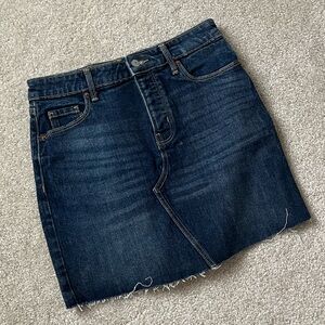 Old Navy Women’s Dark Blue Distressed Denim Mini Skirt Size 4 Like New!